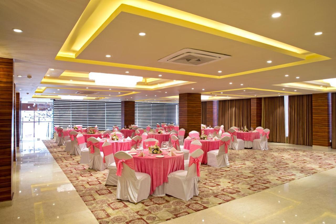 Regenta Central Noida, Sector 49 Екстер'єр фото
